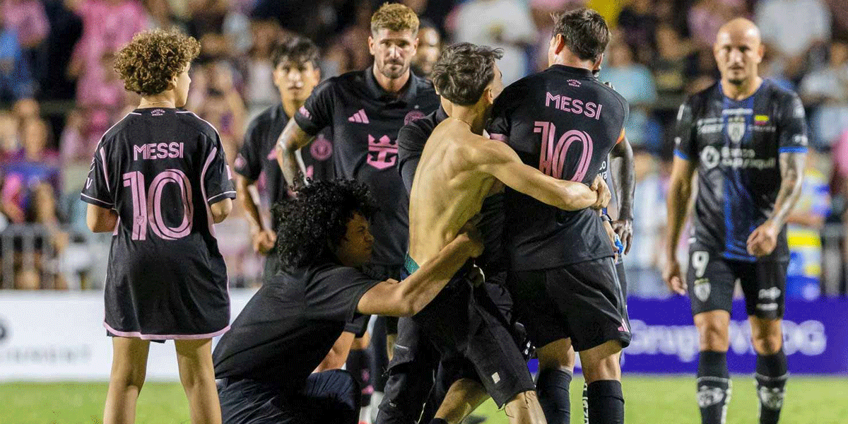 Messi Tersungkur Usai Suporter Nekat Masuk Lapangan Messi Tersungkur Usai Suporter Nekat Masuk Lapangan