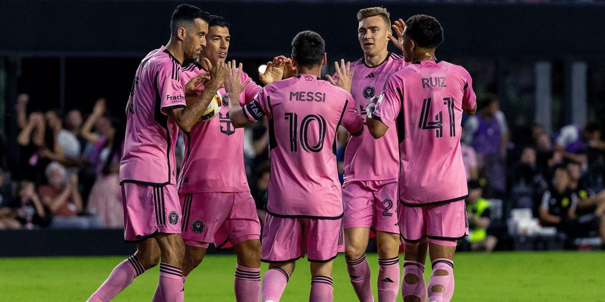 Messi Tersungkur Usai Suporter Nekat Masuk Lapangan